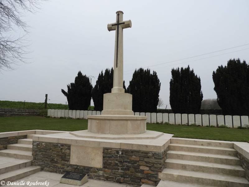 01HeninCrucifixCemeterydi16apr19.jpg