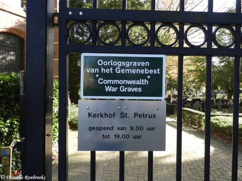 01OisterwijkStPeterRCChurchyardvrijd27okt17.jpg