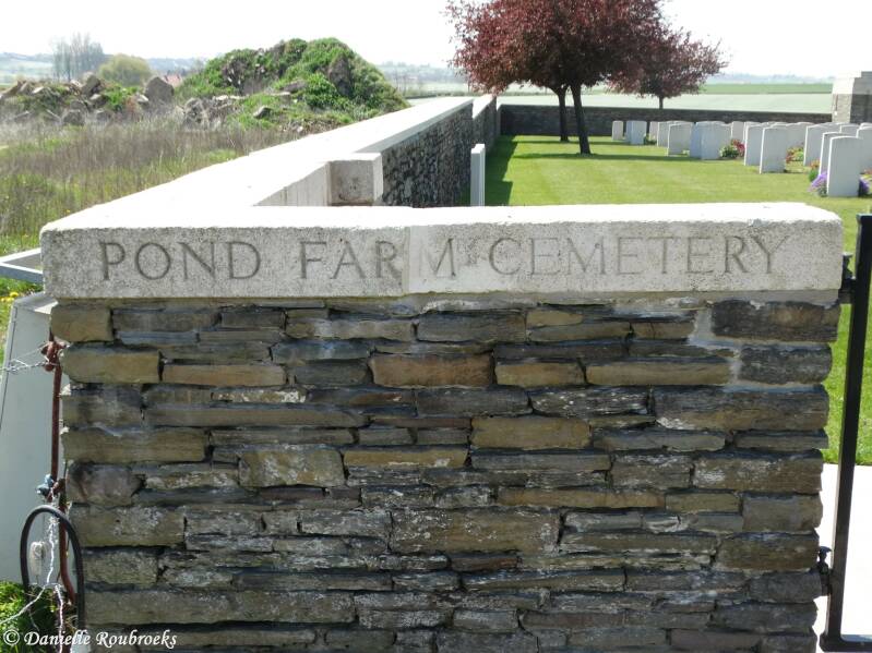 01PondFarmCemeteryzo25apr21.jpg