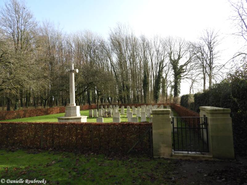 01StPolWarCemeterydi28dec21.jpg
