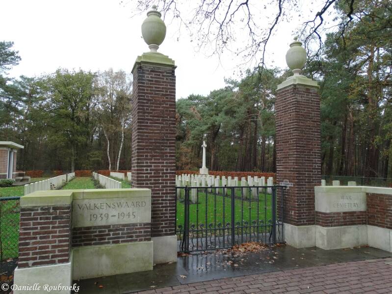 01ValkenswaardWarCemeteryzo15nov15.jpg