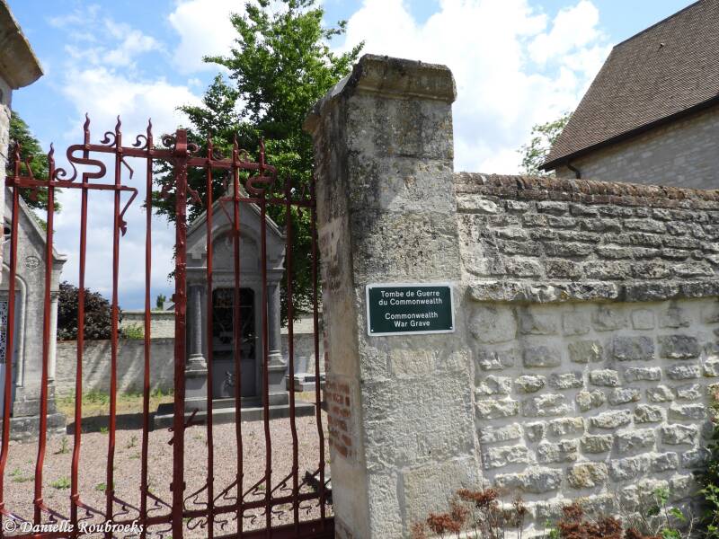 01clermont-les-fermeschurchyarddi17mei22.jpg