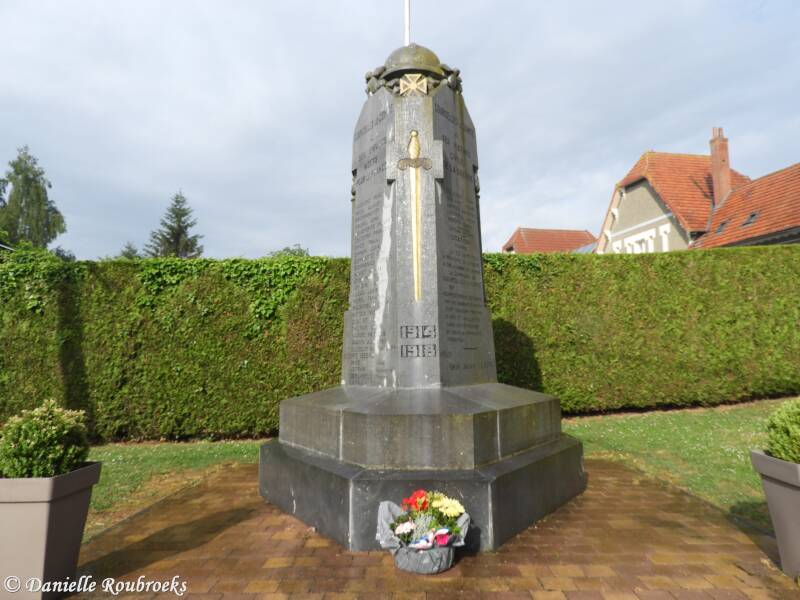 01courcelles-le-comtemonumentma23mei22.jpg