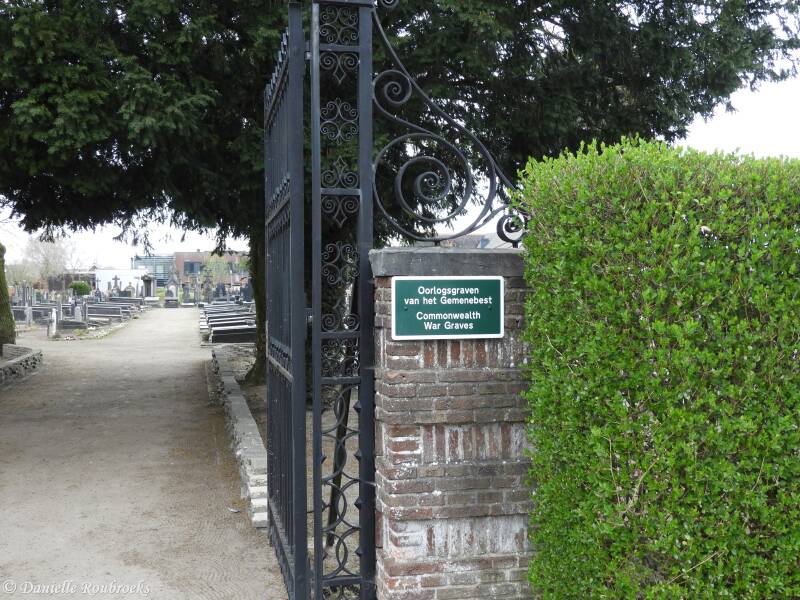 01dongenrccemeterydo31ma22.jpg