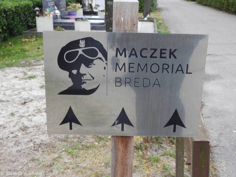 01maczekmemorialdo31ma22.jpg
