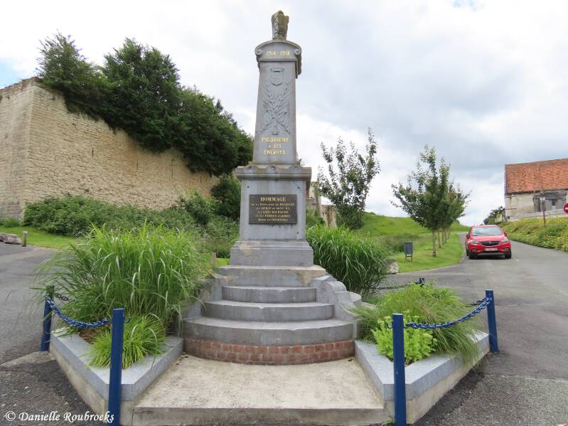 02-picquigny-monument-ma17jun24-standard.jpg