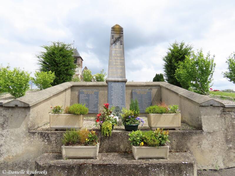 02-vers-sur-selles-churchyard-ma17jun24-standard.jpg