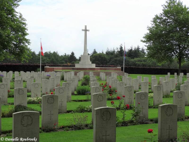 024GroesbeekCanWarCemMemorialzo19jun16.jpg
