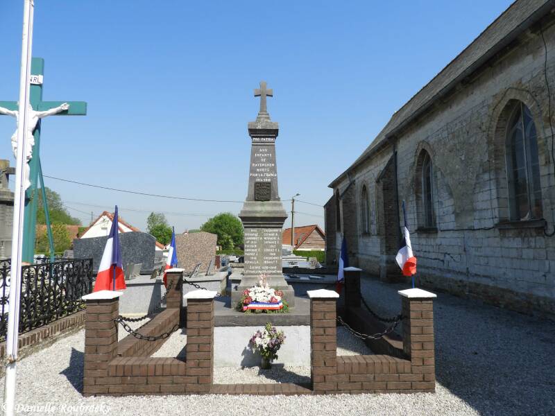02Bayenghem-les-EperlecquesChurchyardzo6mei18.jpg