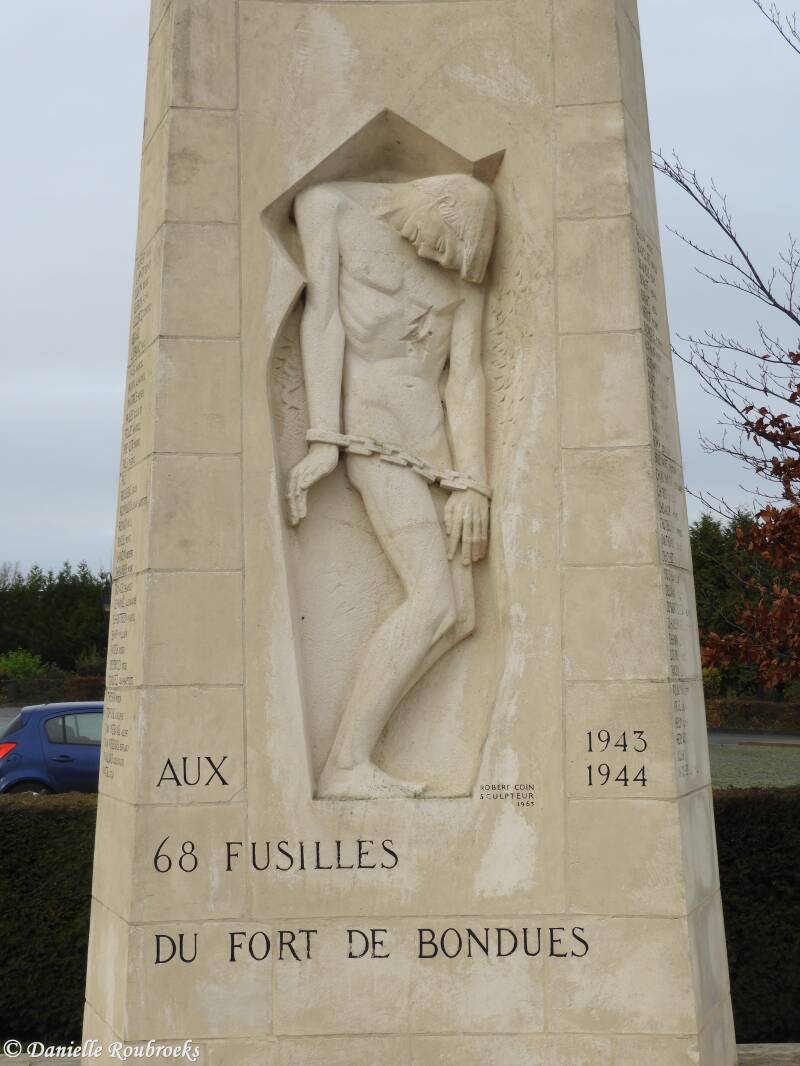 02BonduesMonumentdo9dec21.jpg