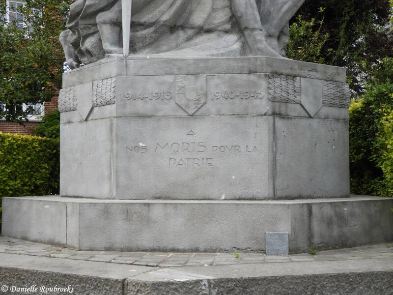 02EcaussinnesdEnghienMonumentdo3jun21.jpg