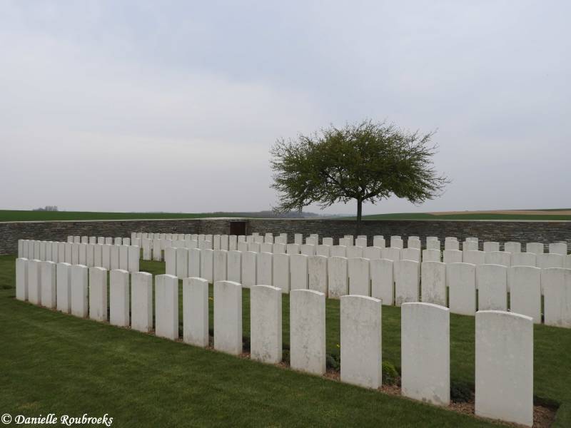 02Heninel-CroisillesRoadCemeterydi16apr19.jpg