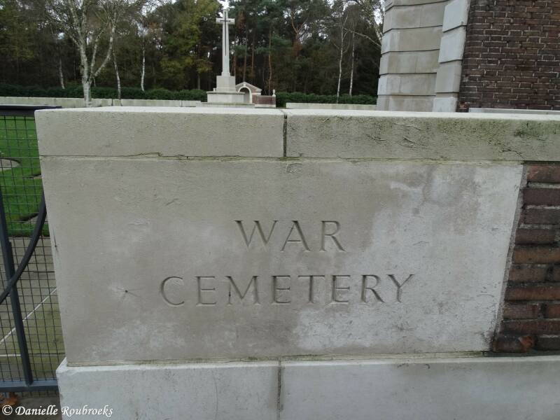 02MierloWarCemeteryzo15nov15.jpg