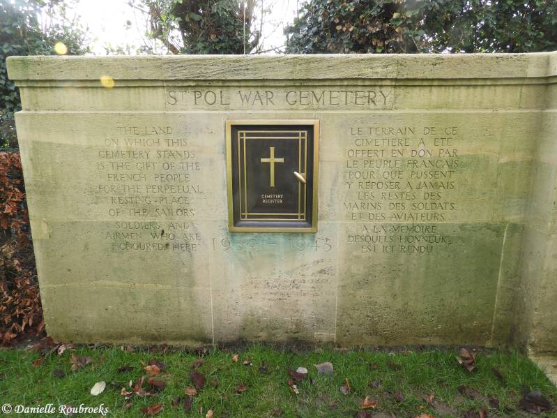 02StPolWarCemeterydi28dec21.jpg
