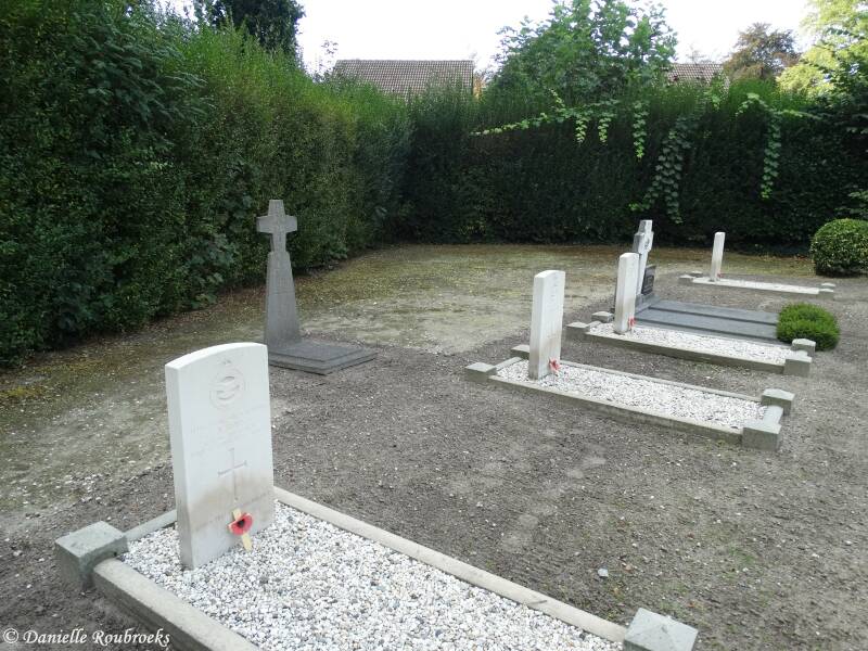 02UdenOdiliapeelRCCemeteryzo16sep18.jpg