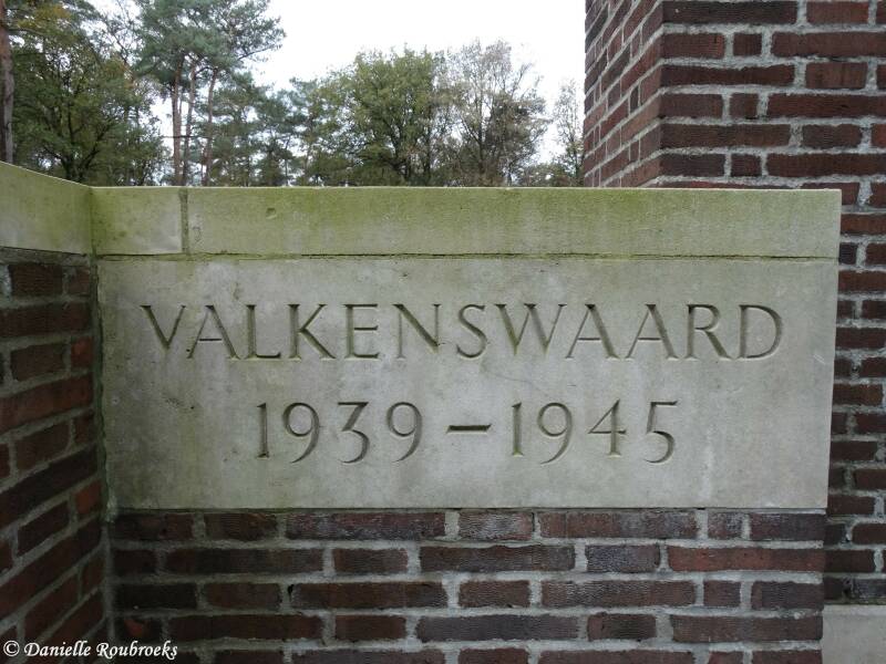 02ValkenswaardWarCemeteryzo15nov15.jpg