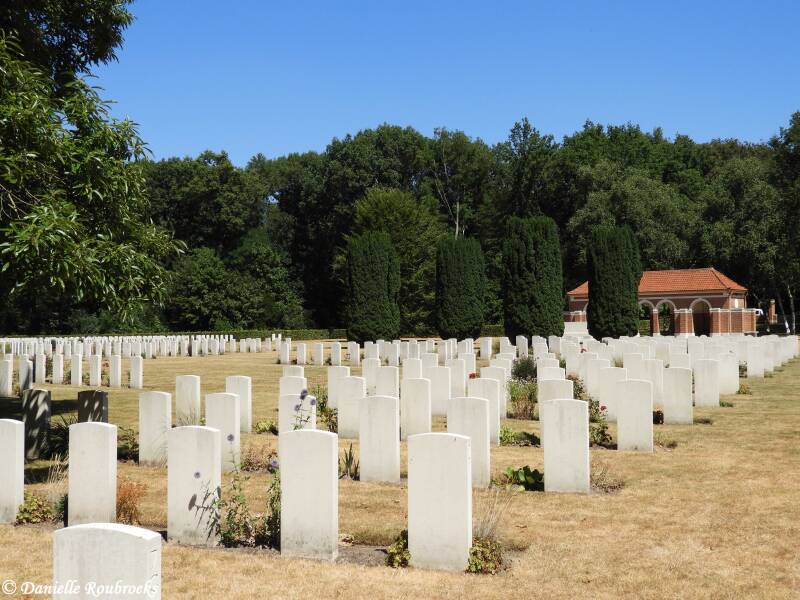031JonkerbosWarCemeteryma16jul18.jpg
