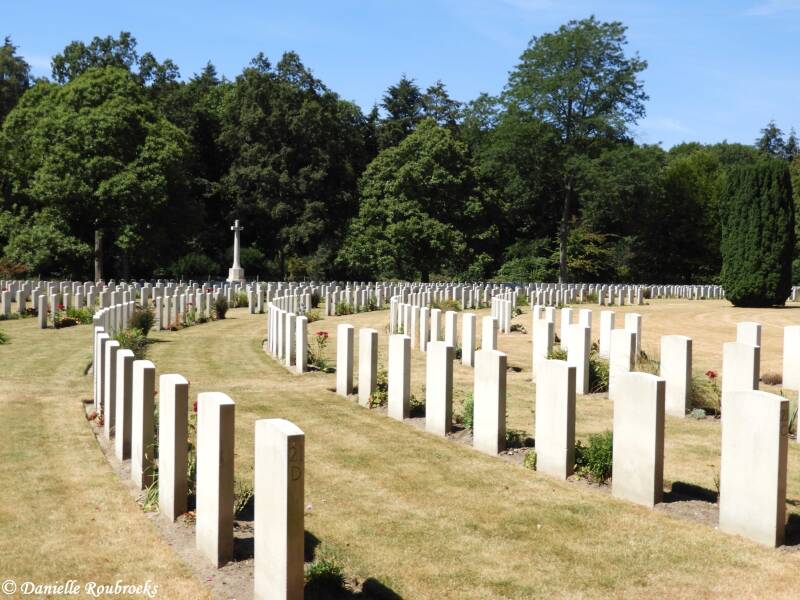 036JonkerbosWarCemeteryma16jul18.jpg