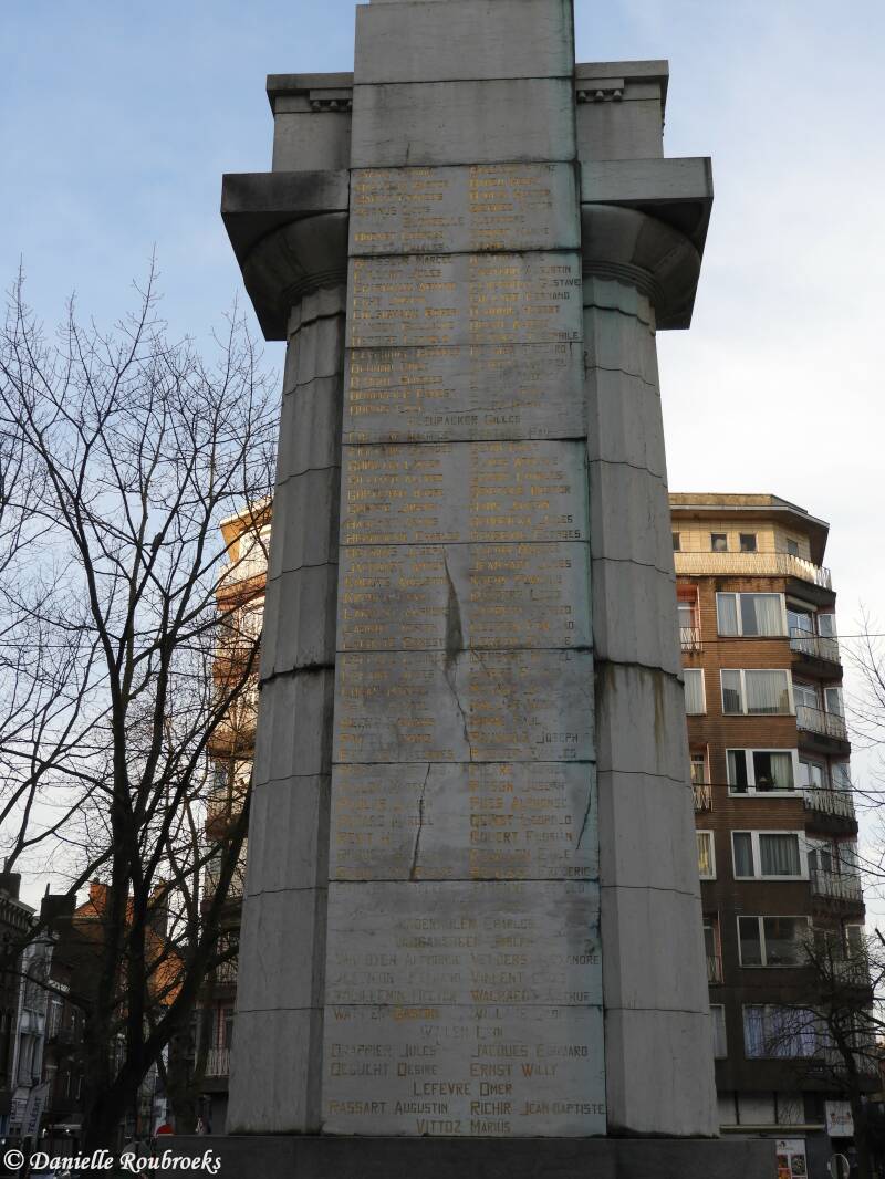 03CharleroiMonumentzo21feb21.jpg
