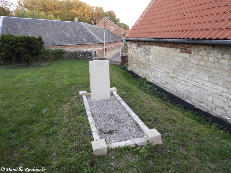 03LesdainChurchyard.jpg