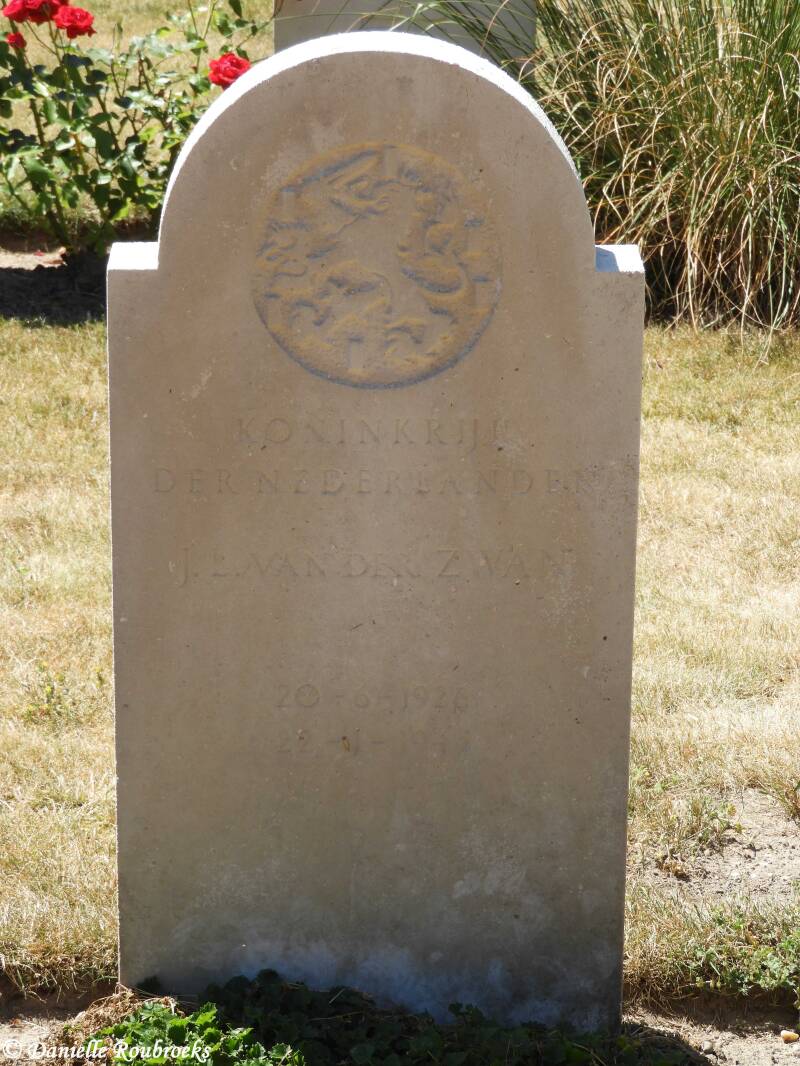 042JonkerbosWarCemeteryma16jul18.jpg