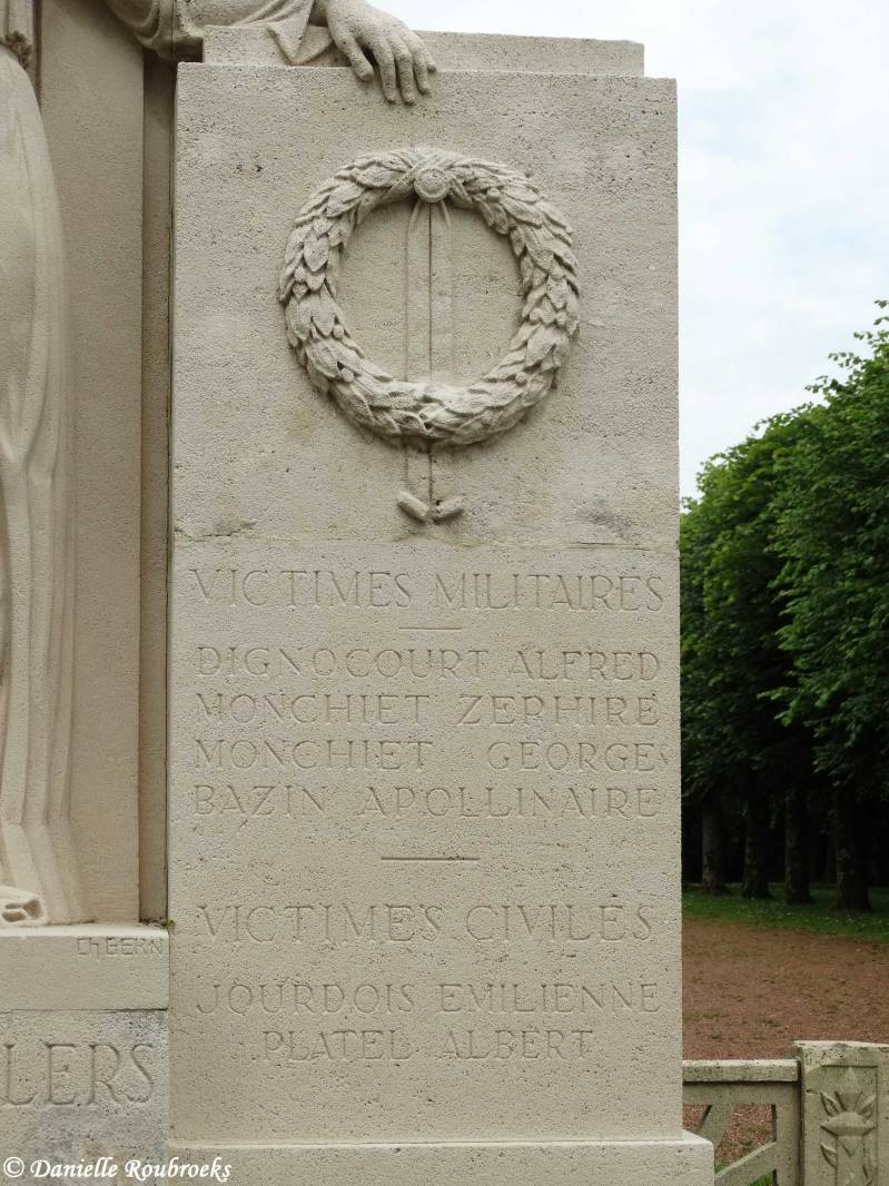 04AuchonvillersMonument.jpg