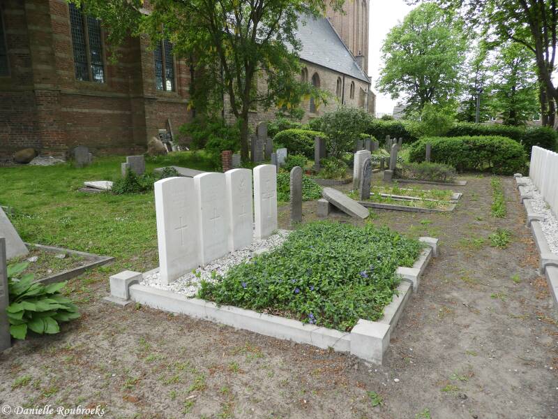 04CastricumProtestantChurchyardvr18mei18.jpg