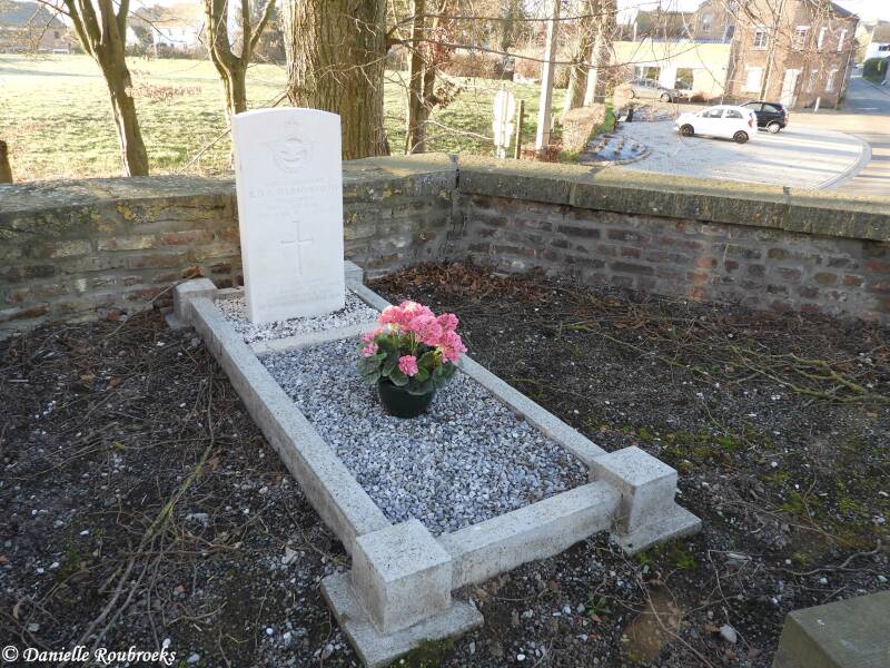 04HannecheChurchyarddi26feb19.jpg