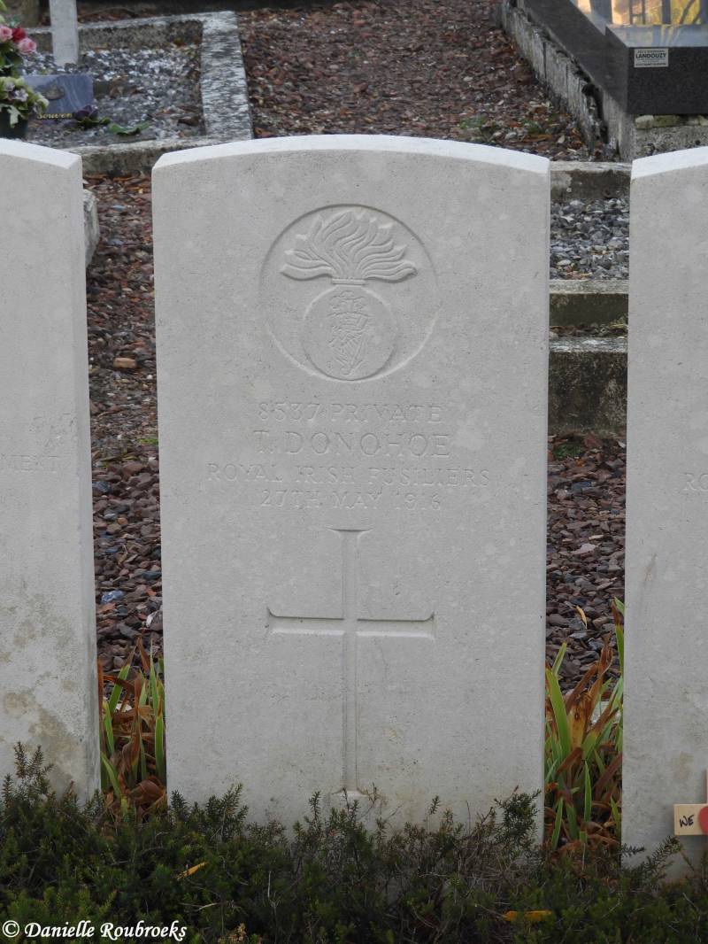 04LeCateletChurchyard.jpg
