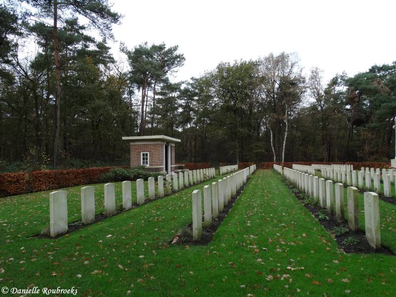 04ValkenswaardWarCemeteryzo15nov15.jpg