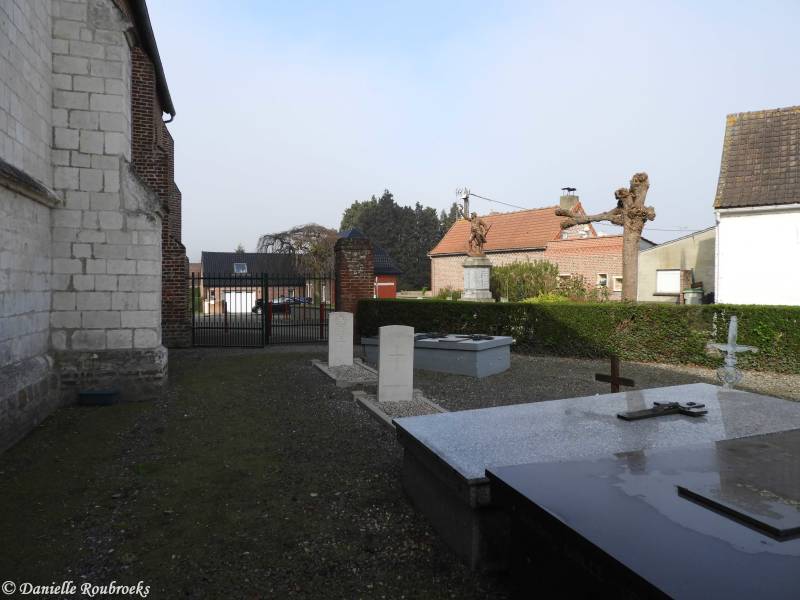 05BlaringhemChurchyard.jpg