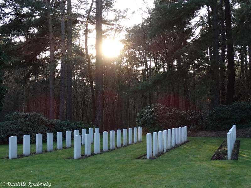 05KasterleeWarCemetery.jpg
