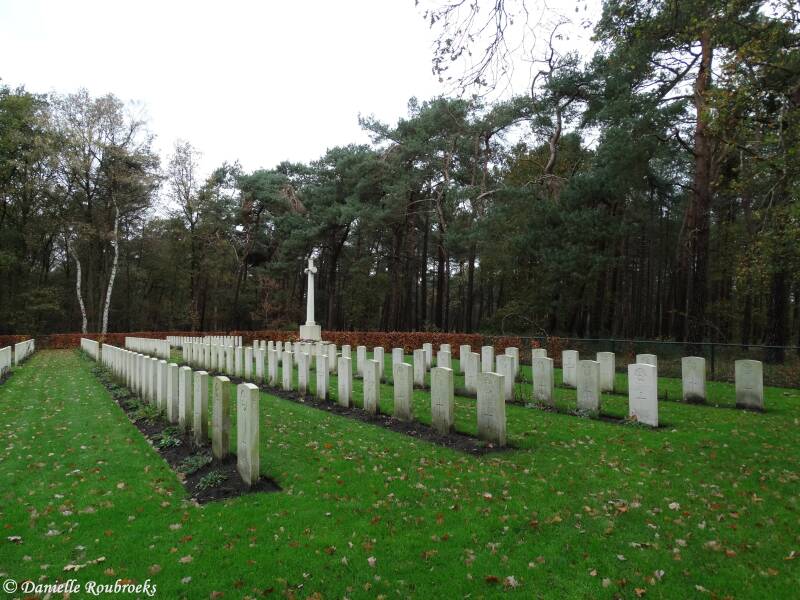 05ValkenswaardWarCemeteryzo15nov15.jpg