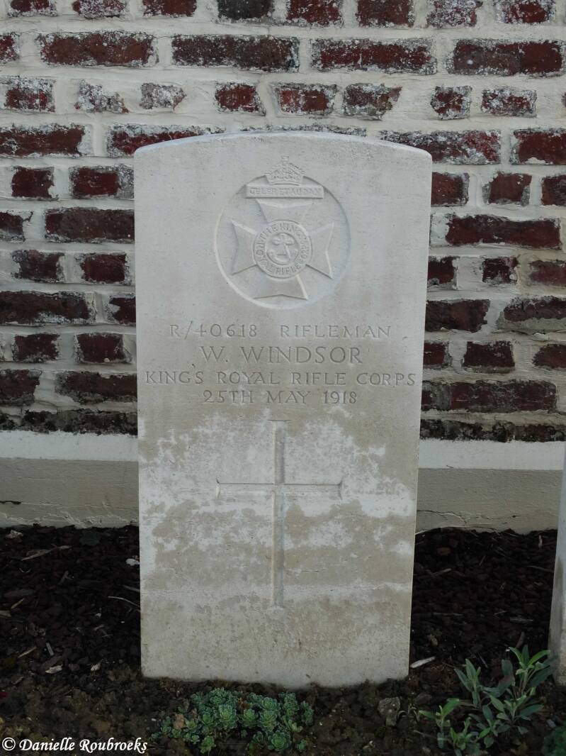 06AnnoisCommunalCemeterydo21ma19.jpg