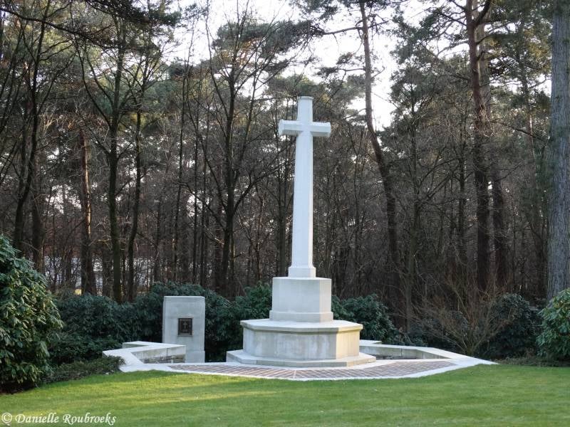 06KasterleeWarCemetery.jpg