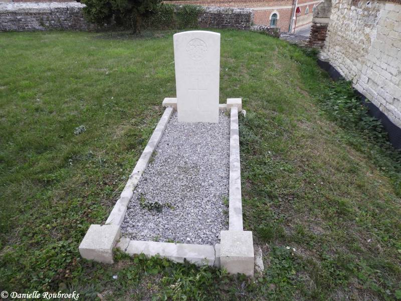 06LesdainChurchyard.jpg
