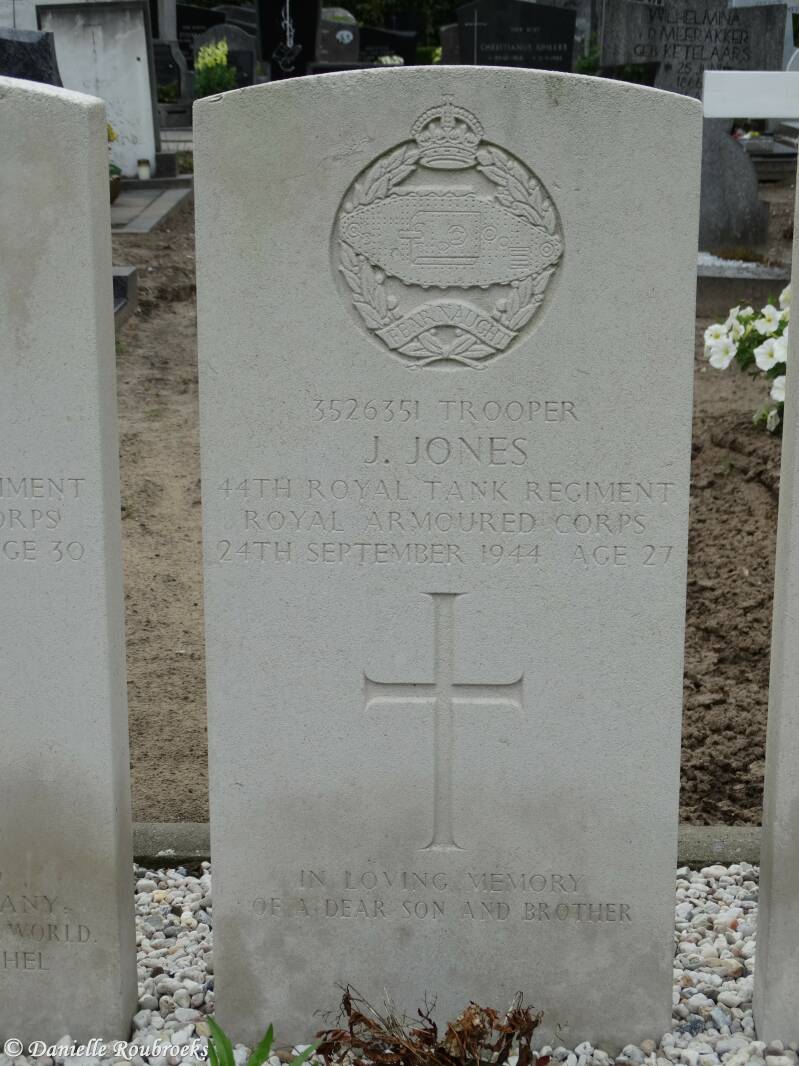 06VeghelEerdeRCChurchyardzo19jun16.jpg