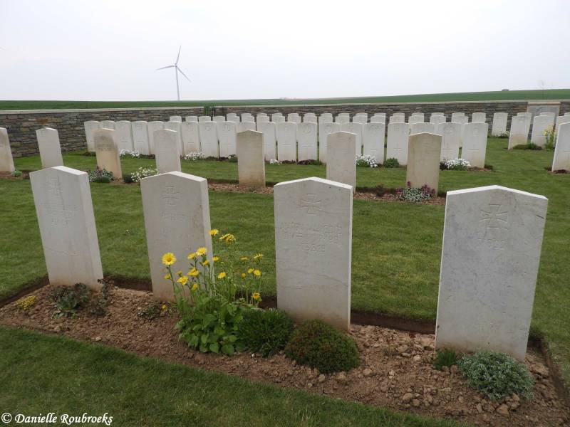07Heninel-CroisillesRoadCemeterydi16apr19.jpg