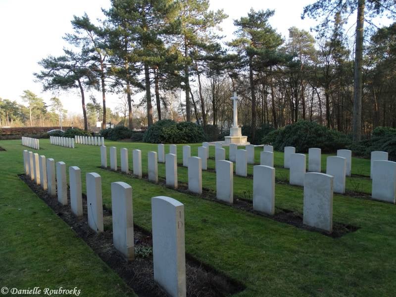 07KasterleeWarCemetery.jpg