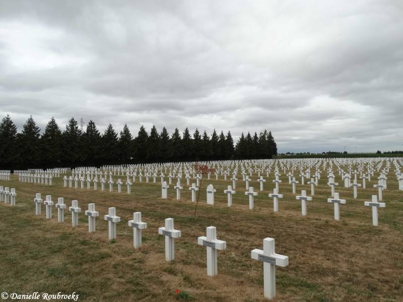 07MontdidierFrenchCemeterydo18jul19.jpg