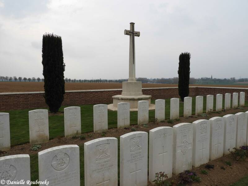 07NeuvilleVitasseRoadCemeterydi16apr19.jpg