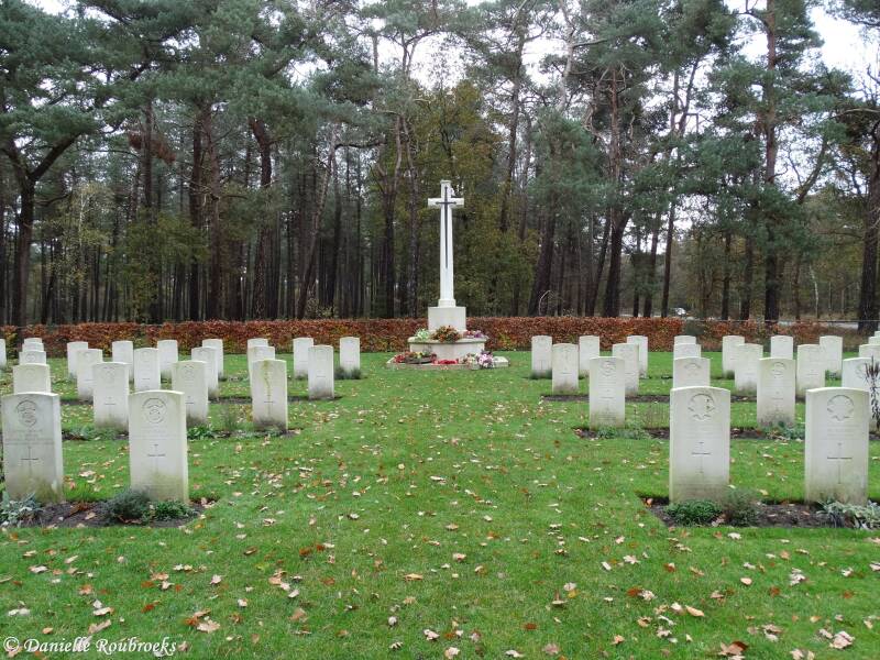 07ValkenswaardWarCemeteryzo15nov15.jpg