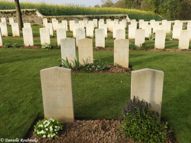 08CroisillesRailwayCemeterydi16apr19.jpg
