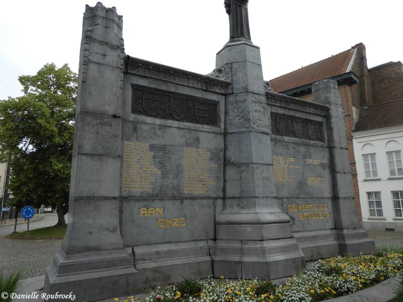 08LokerenMonumentzo27jun21.jpg