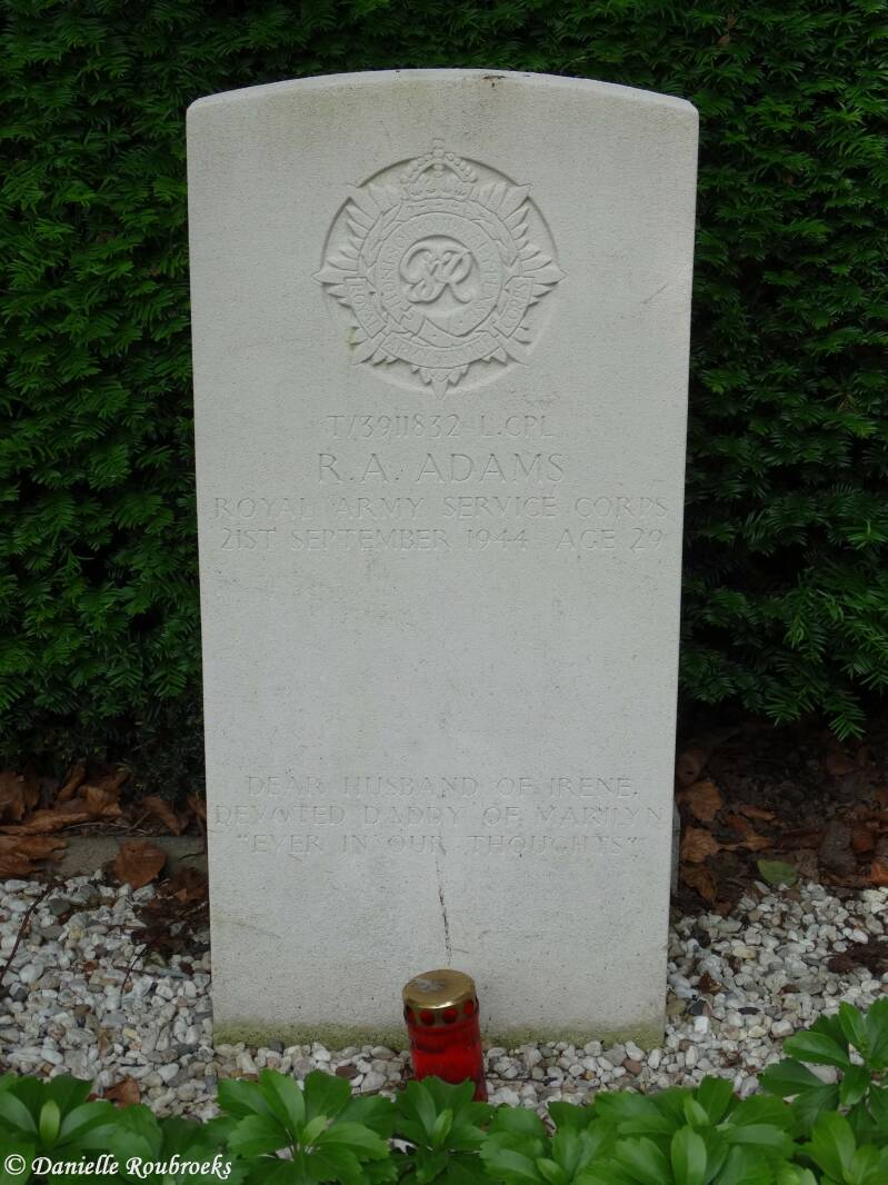 08StOedenrodeRCChurchyardzo19jun16.jpg