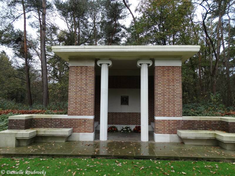 08ValkenswaardWarCemeteryzo15nov15.jpg