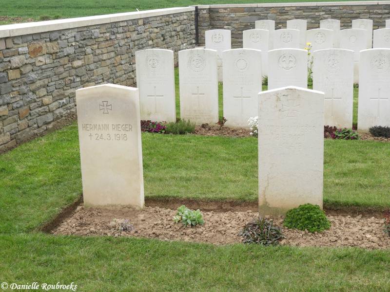 09Heninel-CroisillesRoadCemeterydi16apr19.jpg