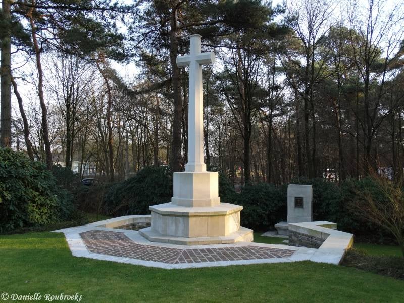 09KasterleeWarCemetery.jpg