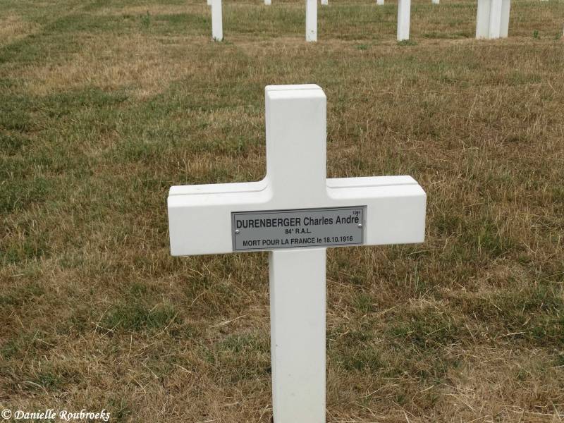 09MontdidierFrenchCemeterydo18jul19.jpg