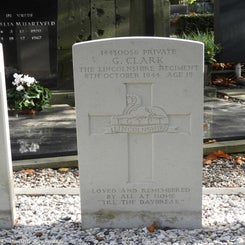 07OisterwijkStPeterRCChurchyardvrijd27okt17.jpg
